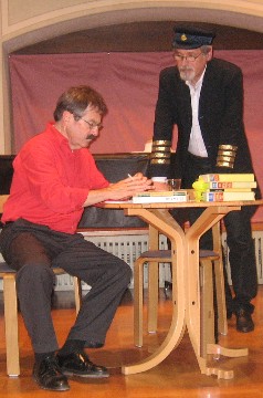 Fred Kurer jako dziennikarz i Heiko Strech jako Joseph Conrad w Zamku Rapperswil 3.06.2007 (Foto JSS)