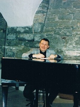 Witold Czajkowski przy fortepianie w Teatrze STOK w Zurychu (Foto JSS)