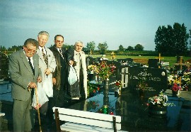 Ludwik Toporowski (pierwszy z lewej) ze swoimi dawnymi wychowankami przy grobie Zbigniewa Letzy (foto ze szkolnego albumu)