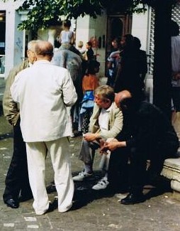 Piotr Kuncewicz w rozmowie z Witoldem Kornackim, Tadeuszem Marzantowiczem i Romanem Samselem (Foto Barbara Loepfe)