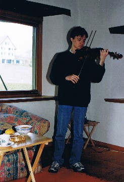 Jakub DziaÅ‚ak gra w Twierdzy Ciszy Capriccio Nr 17 Paganiniego (Foto JSS)