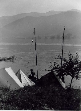 Biwak na brzegu Dunaju 1972, foto Jerzy Szkutnicki