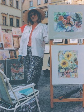 Zuzanna ze swoimi obrazami na Rynku Starego Miasta w Warszawie