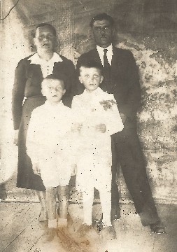 1947 - Pierwsza Komunia - z mÅ‚odszym Bratem Izydorem oraz z  Rodzicami RozaliÄ… i Piotrem