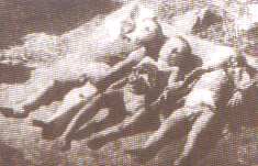Katerynówka - w środku 5-letnia Stasia z rozprutym brzuszkiem i połamanymi rączkami w dniu swoich imienin 8 maja 1943 