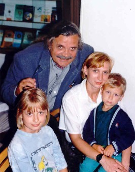 Z rodzinÄ… podczas premiery tomu TEMPO w Klubie KsiÄ™garza - synowa Anna z wnuczkÄ… IzabelÄ… i wnukiem Adamem