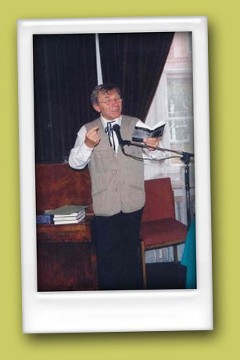 Wojciech Siemion w Klubie KsiÄ™garza w Warszawie czyta sonety z tomu TEMPO 6.08.1998  (Foto JSS)